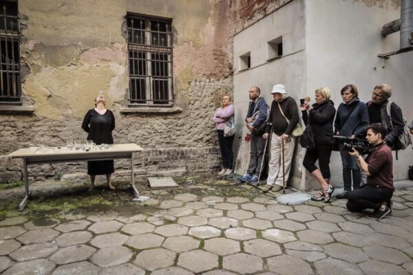 Konteksty 2016 Marierl Carranza - Za stołem ( #2 )