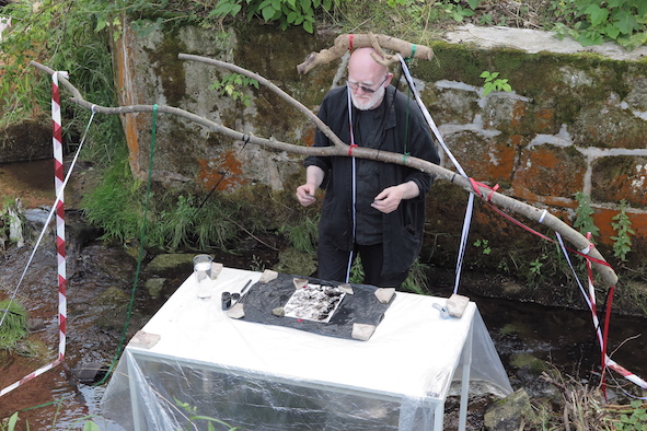 „AND TO SAND” - Alastair MacLennan, Konteksty Festiwal Sztuki Efemerycznej 2015 / Sokołowsko / fot. Jerzy Grzegorski / Marcin Polak