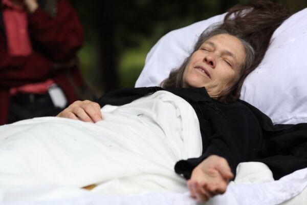 marilyn-arsem_the-cure_konteksty-2013-sokolowsko-fot-jerzy-grzegorski-marcin-polak-4