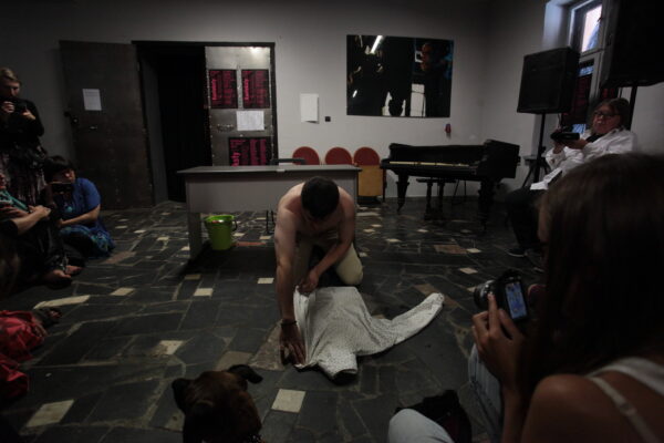 Igor Stahniv, performance Poza domem, Konteksty 2017, Sokołowsko, fot. Polak Grzegorski (1)