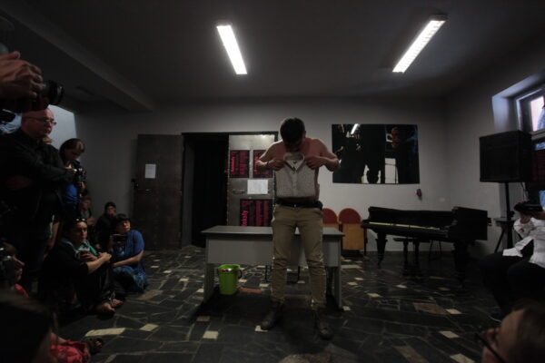 Igor Stahniv, performance Poza domem, Konteksty 2017, Sokołowsko, fot. Polak Grzegorski (2)