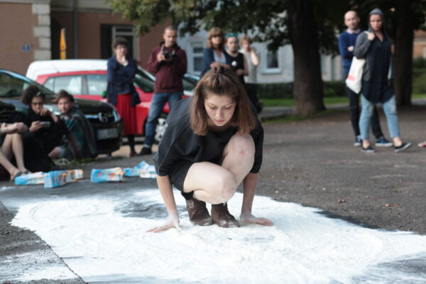 Jagoda Kozon, performance Wnikanie, Konteksty 2017, Sokołowsko, fot. Polak Grzegorski (49)
