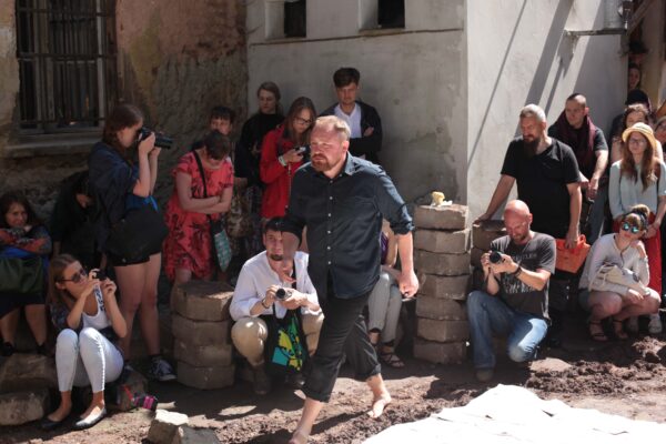 Oleksandr Maksymow, Performance Terytoria, aneksja, Konteksty 2017, Sokołowsko, fot. Polak Grzegorski (14)