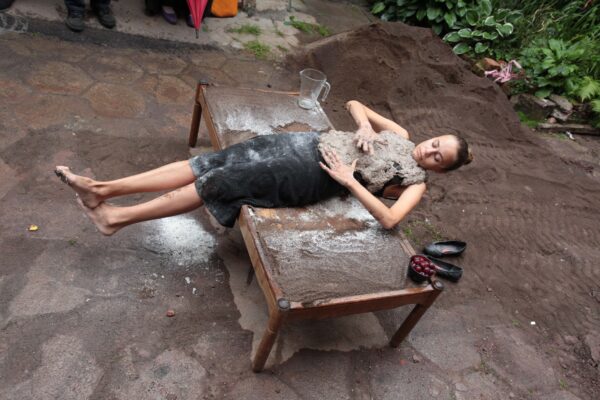 Olga Czychryk, Performance Ślad, Konteksty 2017, Sokołowsko, fot. Polak Grzegorski (84)