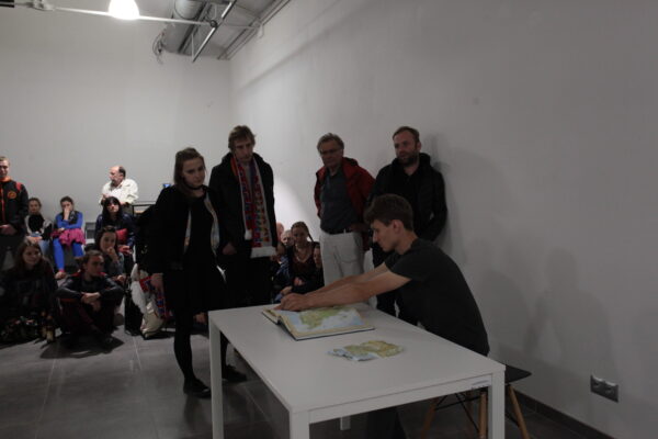 Vitalii Shupliak, Performance Atlas Świata, Konteksty 2017, Sokołowsko, fot. Polak Grzegorski (15)