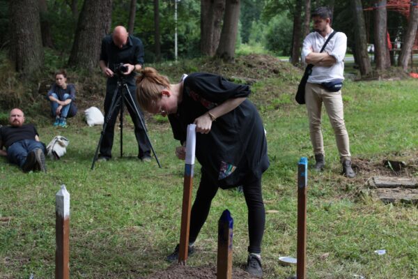 Zofia Kuligowska, Performance Nie można wysłać pustej wiadomości, Konteksty 2017, Sokołowsko, fot. Polak Grzegorski (56)
