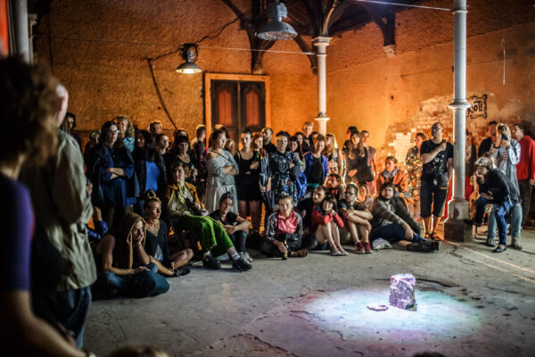 Performance grupowy prowadzony przez Andrea Pagnes (VestAndPage) / group performance introduced by Andrea Pagnes (VestAndPage) | uczestniczą / featuring ALPERoA, Sebastian Burgos, Marcio Carvalho, Gim Gwang Cheol, Park Kyeong Chwa, Susanne Weins, Gisela Hochuli, Małgorzata Sady fot. Tomek Ogrodowczyk