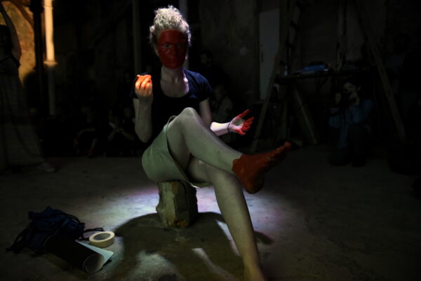 Performance grupowy prowadzony przez Andrea Pagnes (VestAndPage) / group performance introduced by Andrea Pagnes (VestAndPage) | uczestniczą / featuring ALPERoA, Sebastian Burgos, Marcio Carvalho, Gim Gwang Cheol, Park Kyeong Chwa, Susanne Weins, Gisela Hochuli, Małgorzata Sady fot. Kazimierz Ździebło